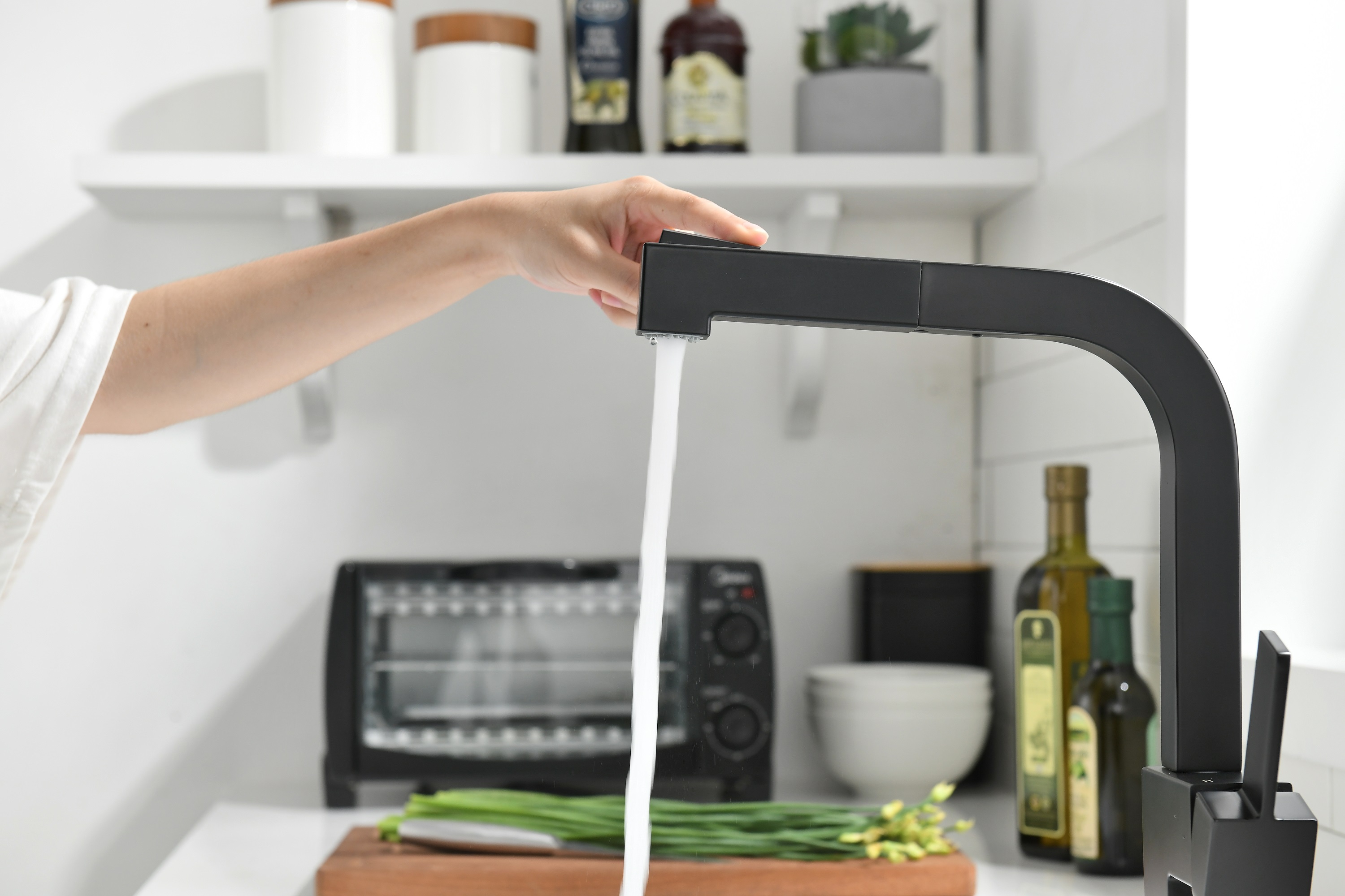 Mattschwarzer Küchenarmatur Ziehen Sie moderne Küchenarmaturen heraus