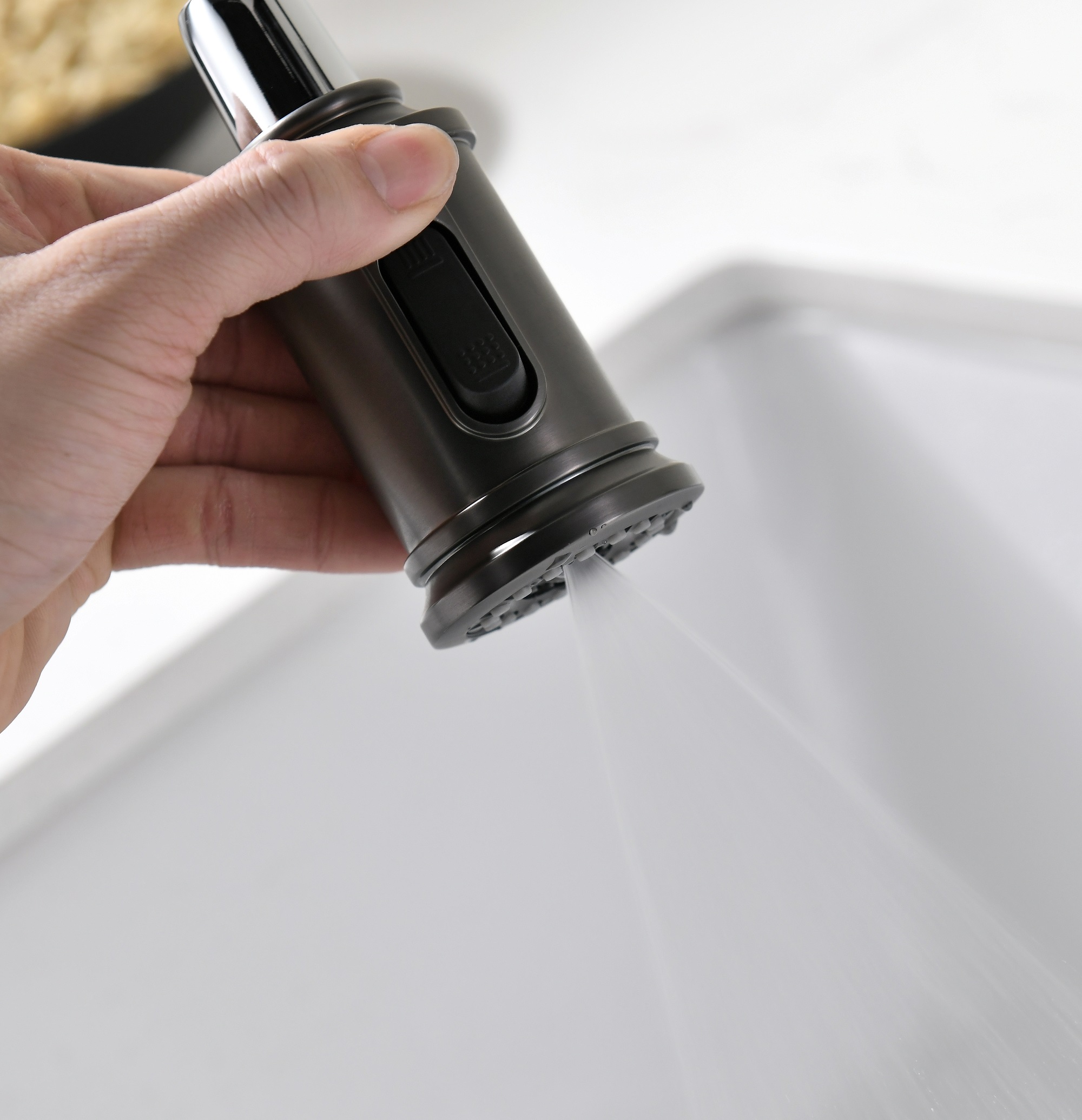 Antiker herunterziehbarer Küchenarmatur aus schwarzem Edelstahl mit Seifenspender